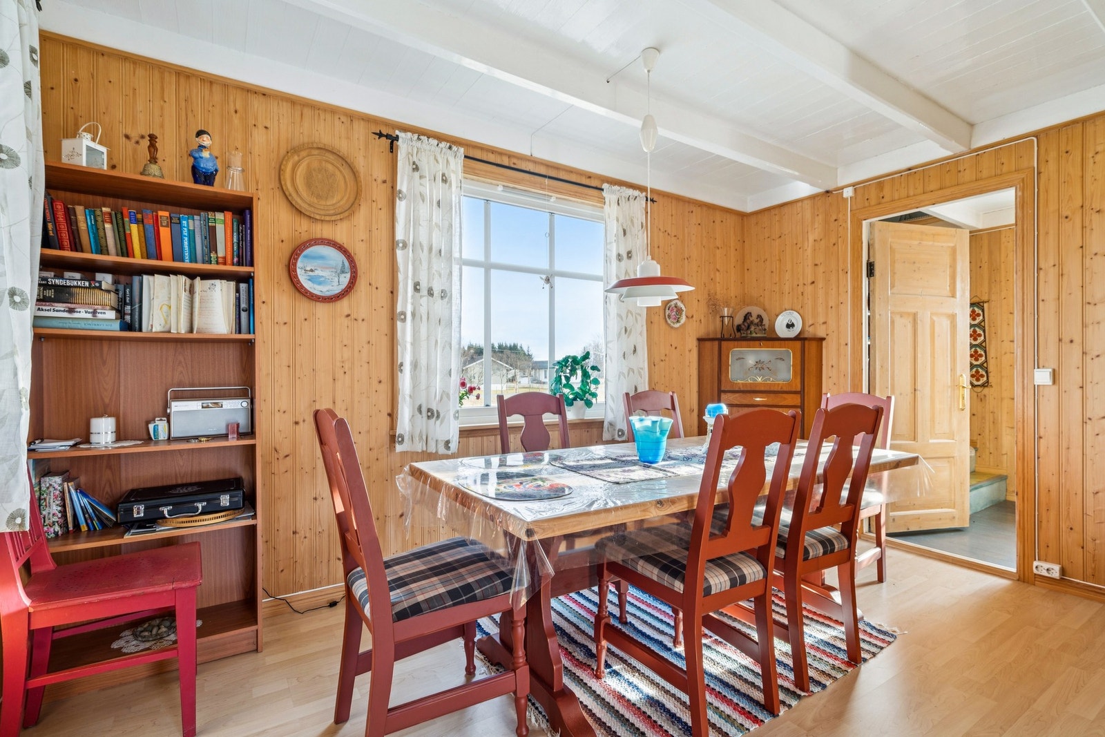 Spisestuen har god plass til et langbord for hyggelige måltider med familie og venner. Galleribilde