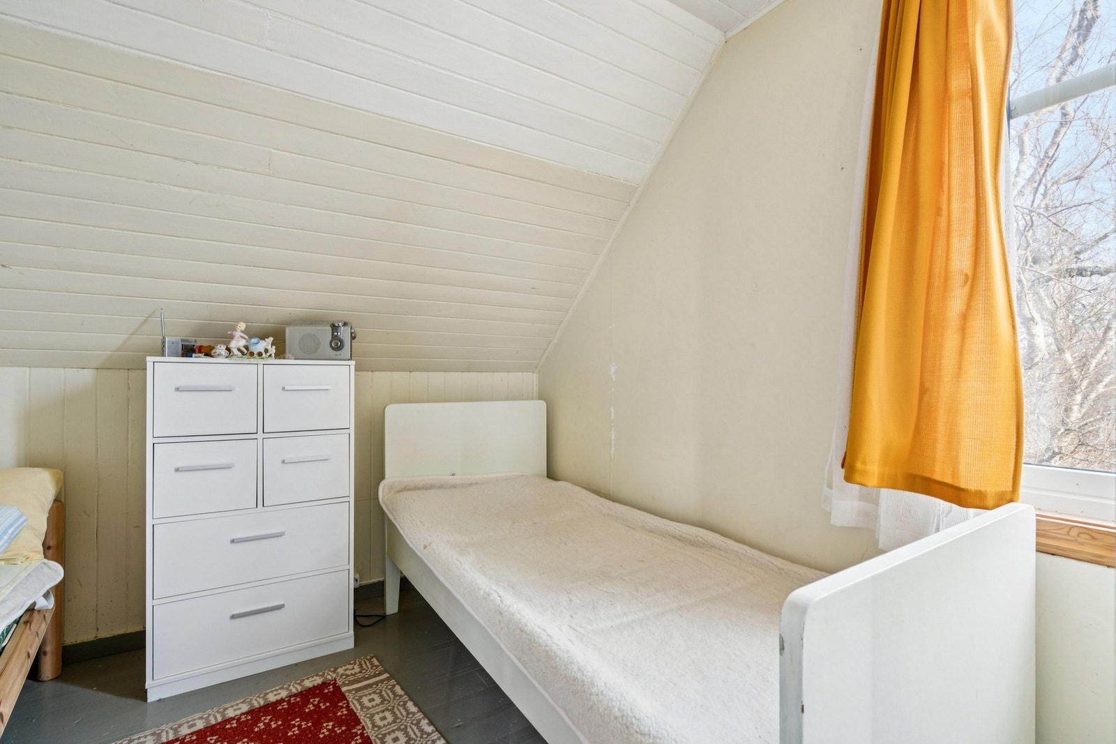 Rommene på loftet har plass til seng og oppbevaringsmøbler. Galleribilde