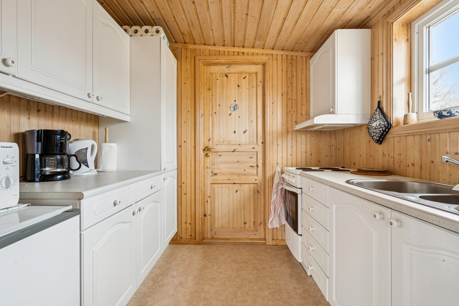 Det er avsatt plass til frittstående hvitevarer, og kjøkkenventilatoren har avtrekk som føres ut. Galleribilde