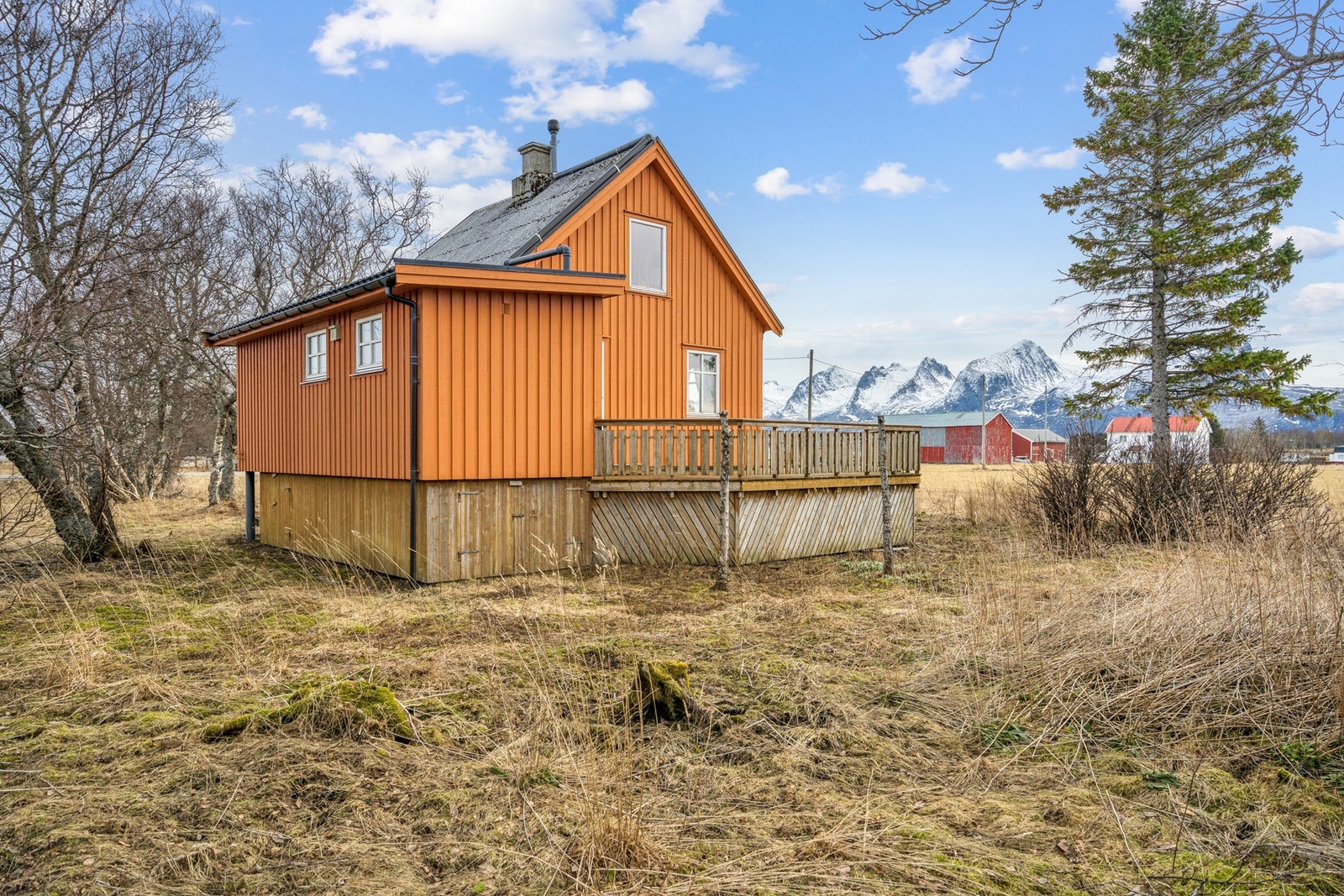 Fritidsboligen ble tilbygget mot vest rundt 2004. Fasaden har stående bordkledning og vinduer med 2-lags glass fra samme periode. Galleribilde