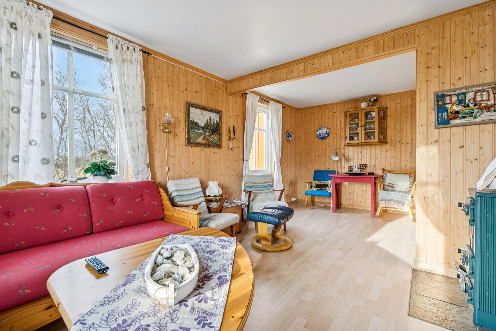 Stuedelen er enkel å møblere med sofagruppe og sitteplasser. Galleribilde