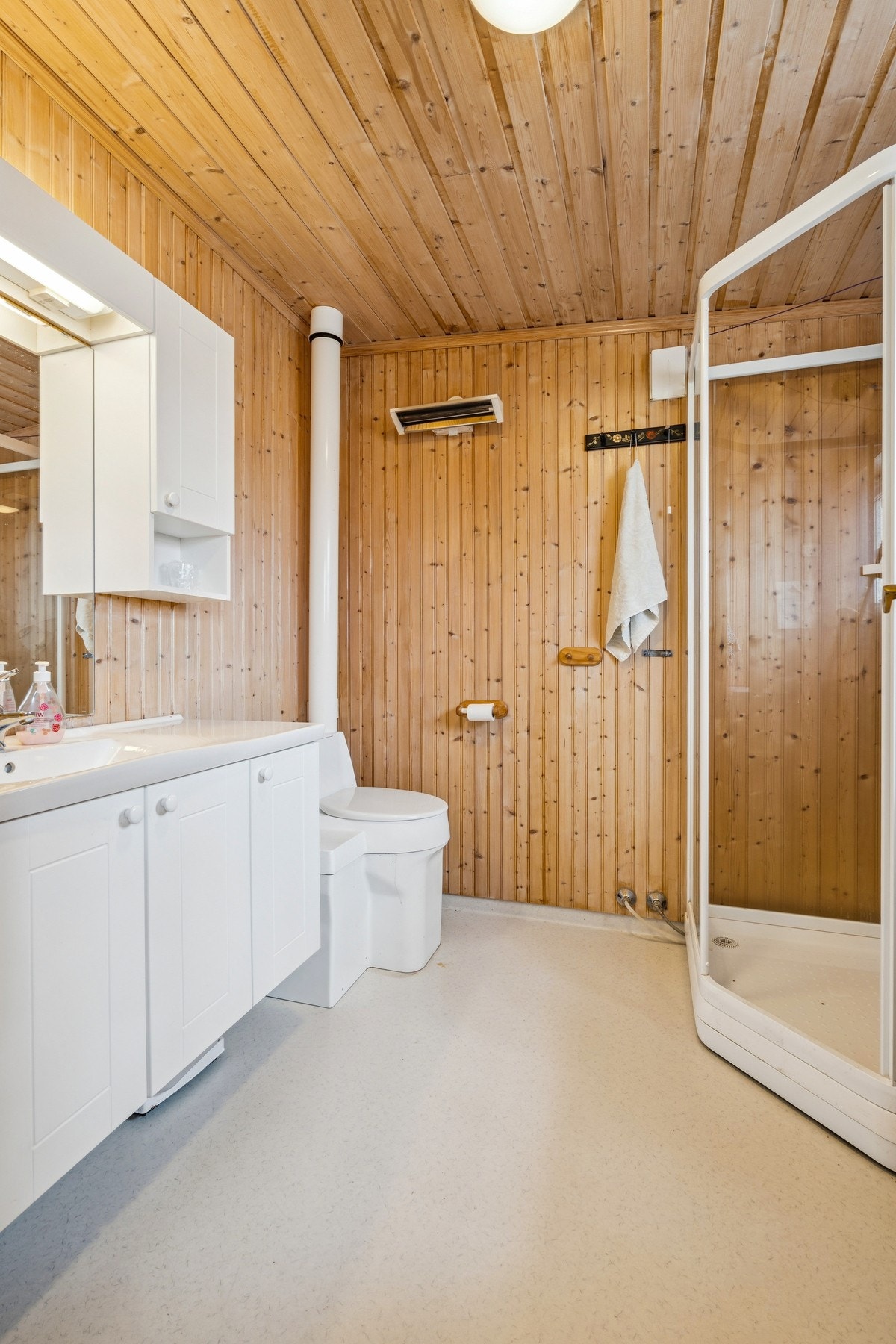 Badet er fra ca. 2004 og er utstyrt med dusjkabinett, servantinnredning og et biologisk toalett. Galleribilde