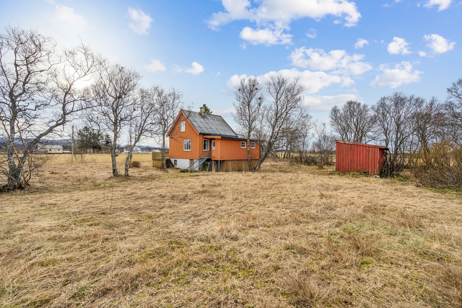 Fritidsboligen ligger i et relativt flatt terreng med gode solforhold. Galleribilde