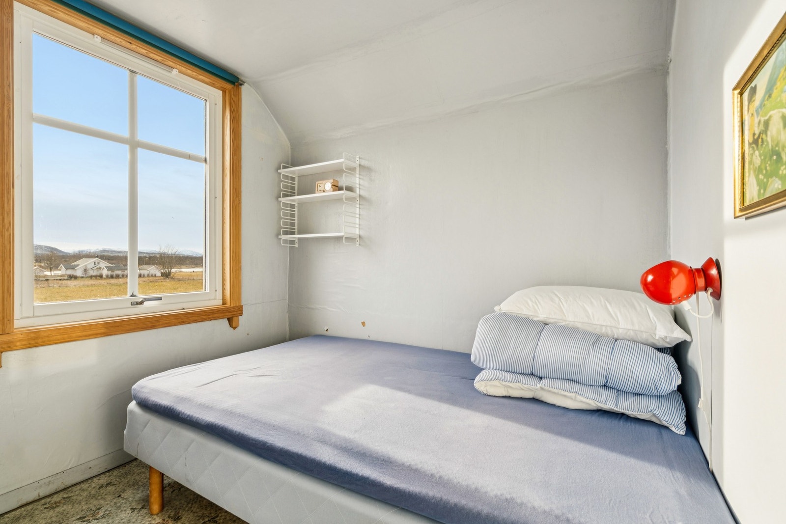 Vinduene på loftet gir utsyn over det omkringliggende landskapet. Galleribilde