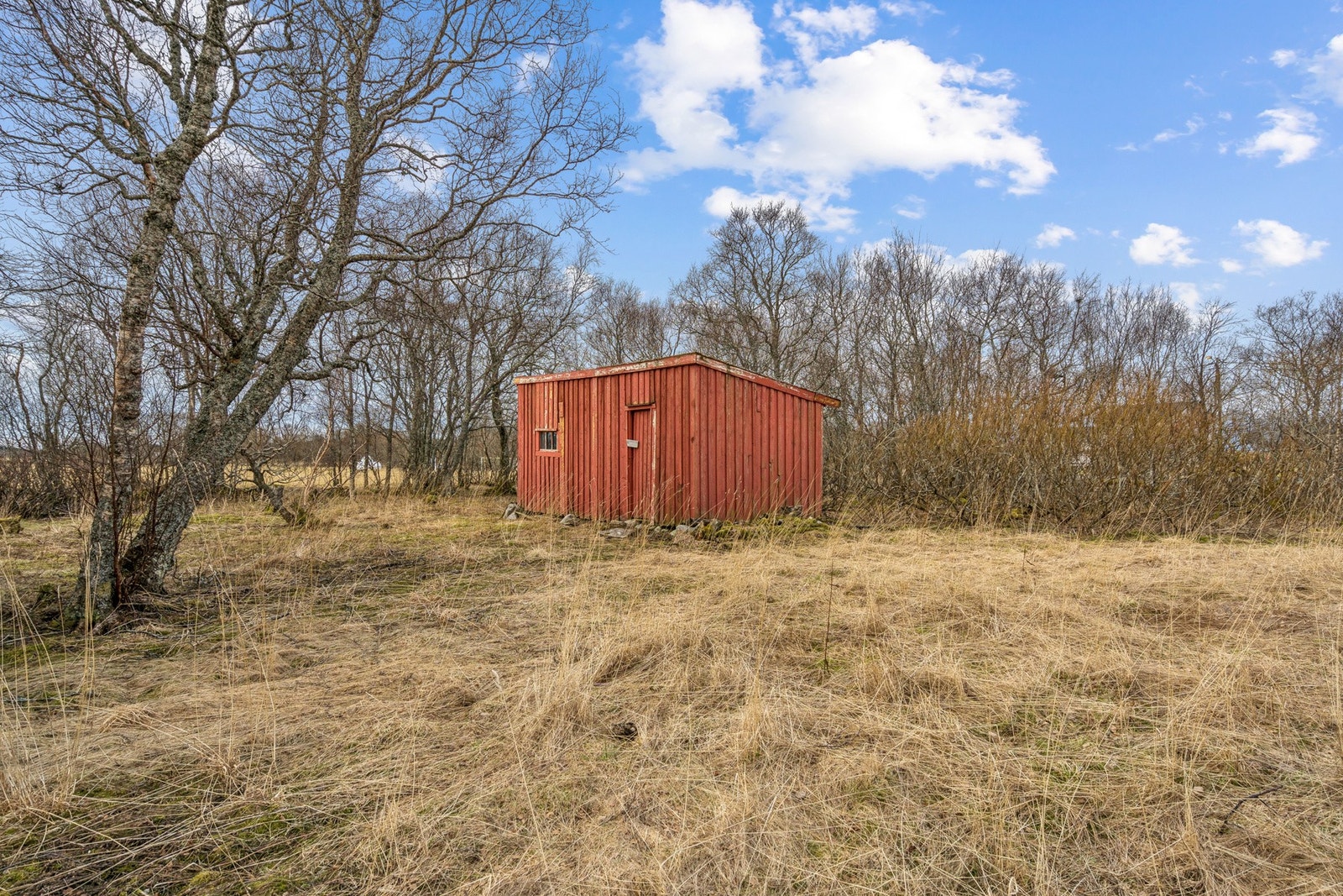 Eiendommen inkluderer et frittstående uthus på 17 m², ideelt for lagring av utstyr og redskaper. Galleribilde
