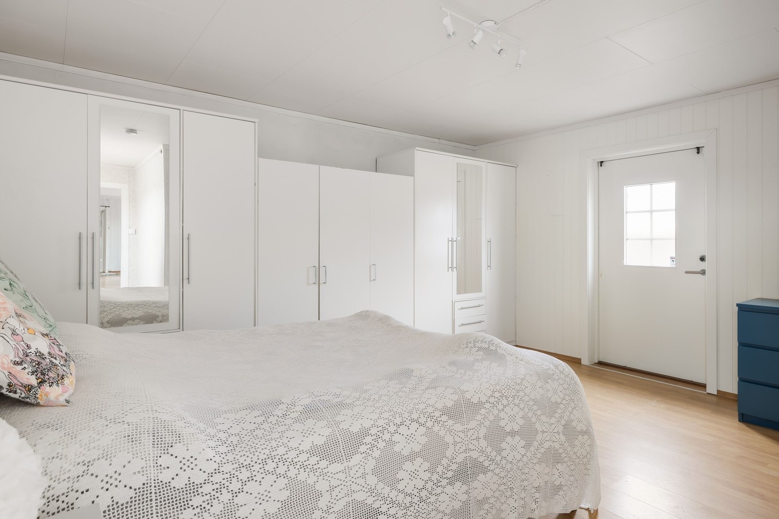 Fra soverommet har du utgangsdør til egen veranda. Galleribilde
