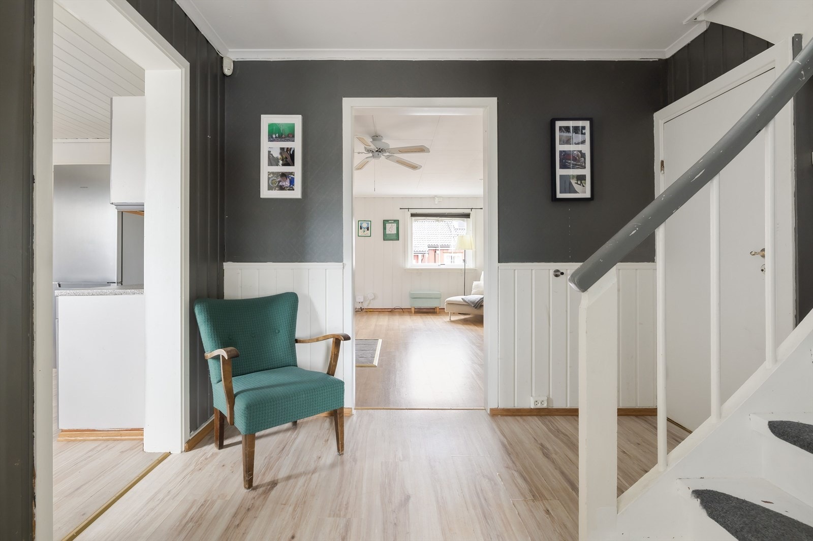Videre inn i boligen blir du møtt av en hall som fører inn på kjøkkenet til venstre, stua rett frem og opp til 2. etasje og kjeller på høyre side. Galleribilde
