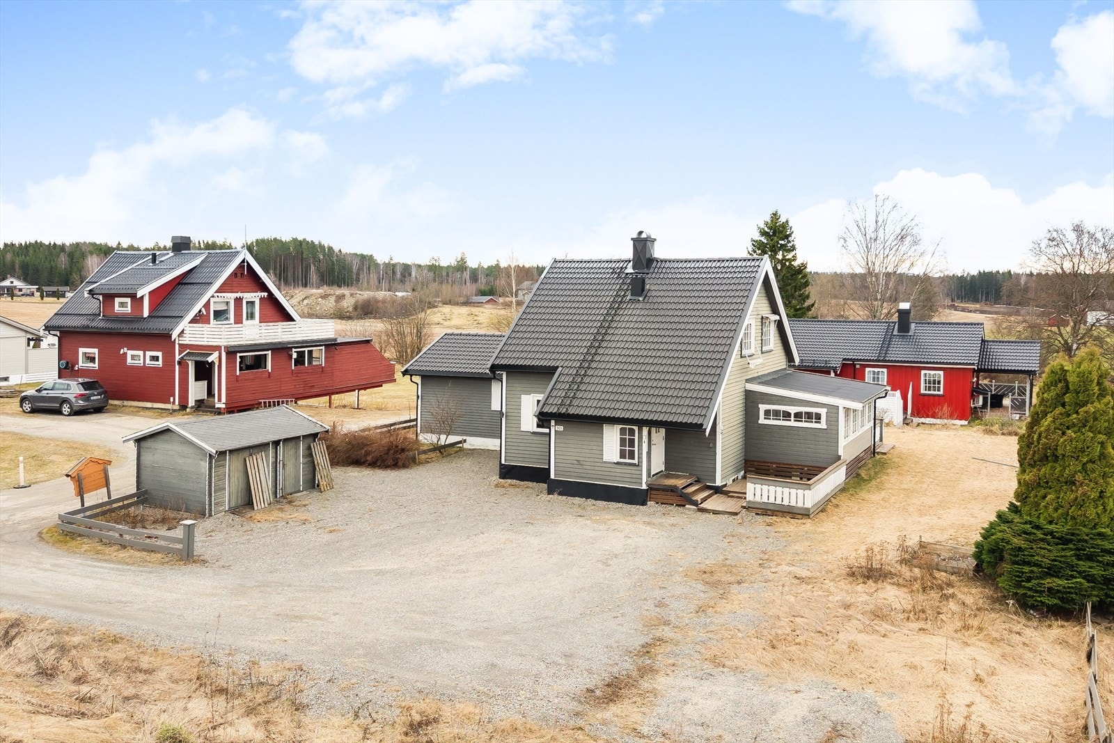 Eiendommen har en stor gruset gårdsplass med plass til flere biler. Galleribilde