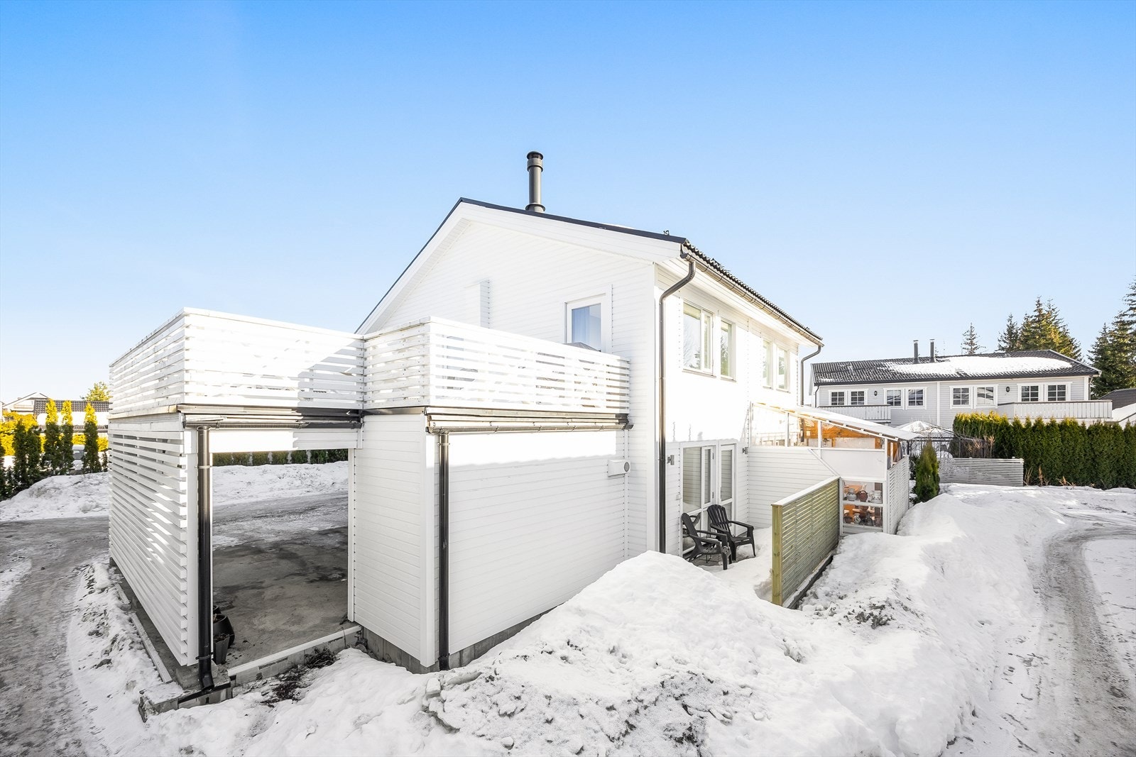 Boligen har to private uteplasser, inkludert en stor, sydvestvendt terrasse på 37 m² over carporten. Galleribilde