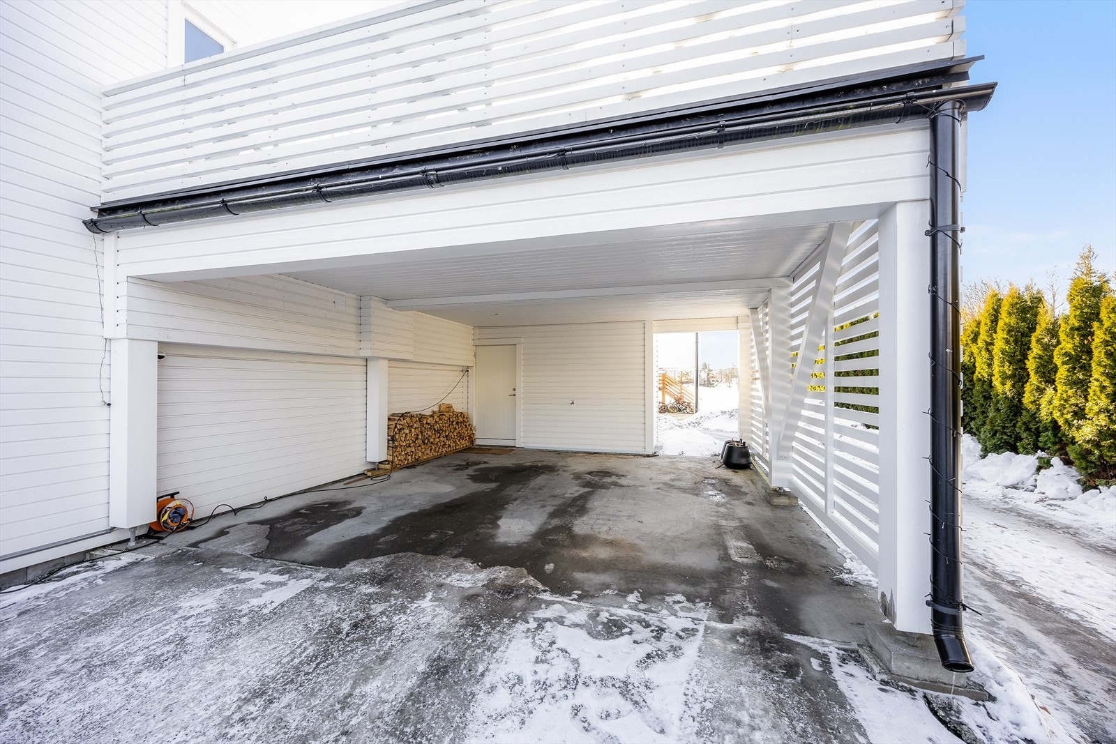 Parkering i egen dobbel carport. Her ligger også en praktisk sportsbod på 6 m². Galleribilde