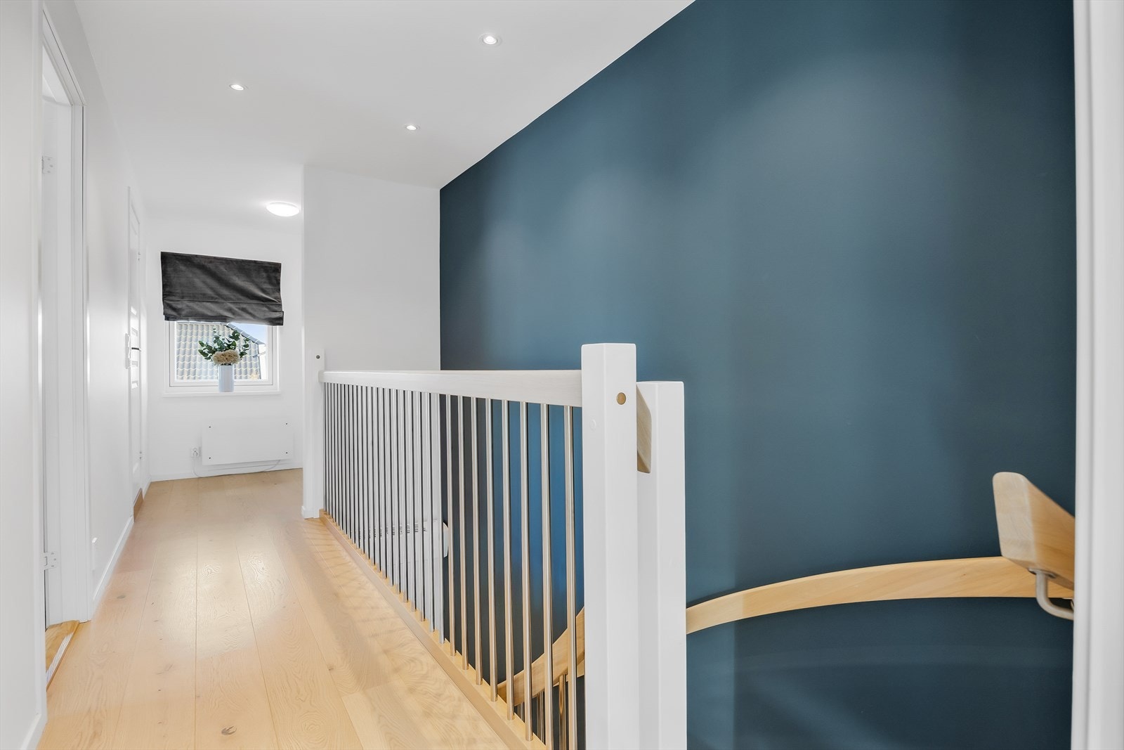 Gangen i andre etasje binder sammen soverommene og badet, med laminatparkett på gulvet. Galleribilde