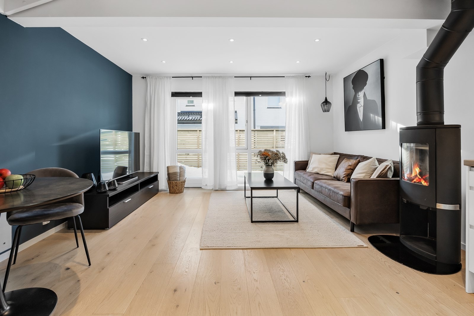 Stuen har god plass til sofagruppe og møblement. Balansert ventilasjon sørger for et sunt inneklima i hele boligen. Galleribilde