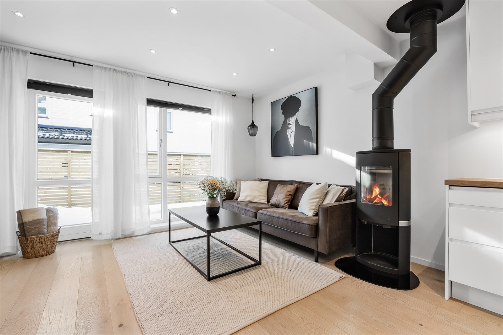 Fra stuen er det utgang til en sydvendt platting på 7 m². Galleribilde