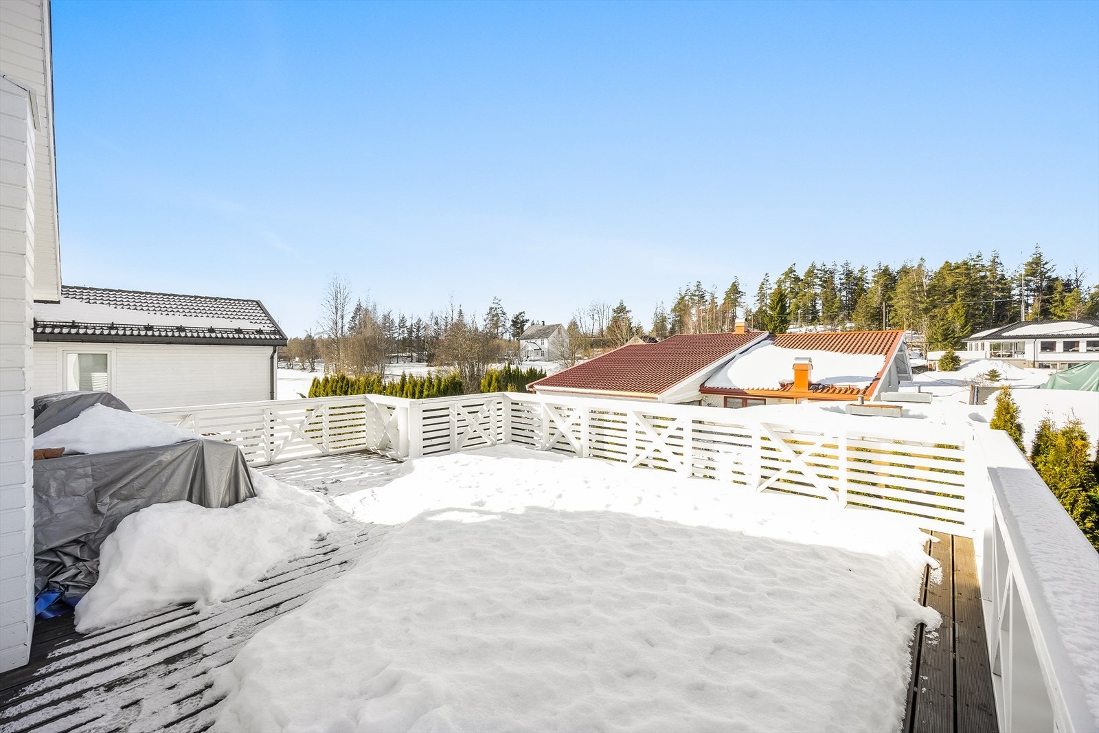 Den store terrassen på 37 m² er sydvestvendt og ligger usjenert til over carporten. Galleribilde