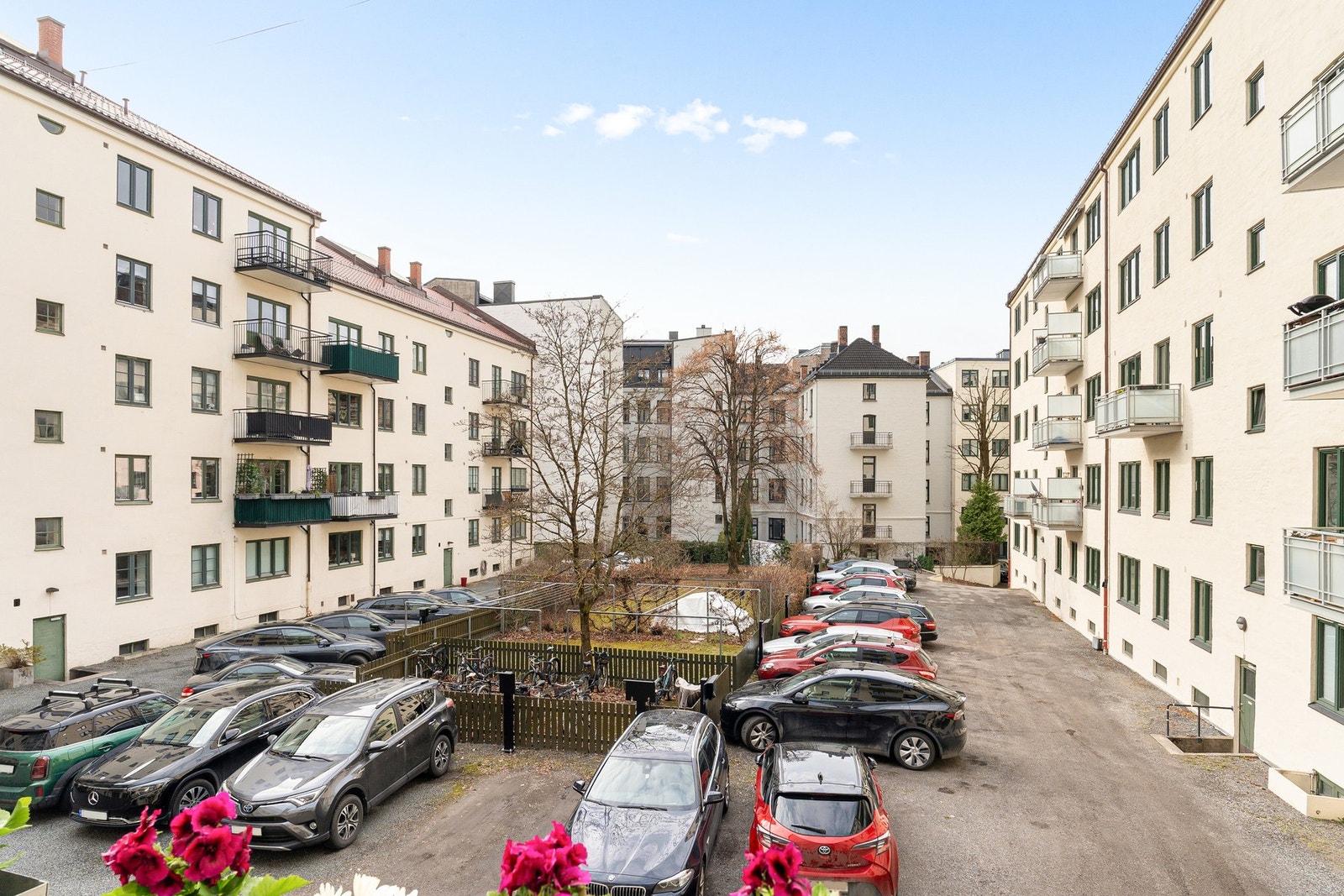 Boligselskapet har 12 parkeringsplasser og 3 garasjer til utleie. Venteliste hos styret. Plassen følger ikke boligen ved salg. Galleribilde