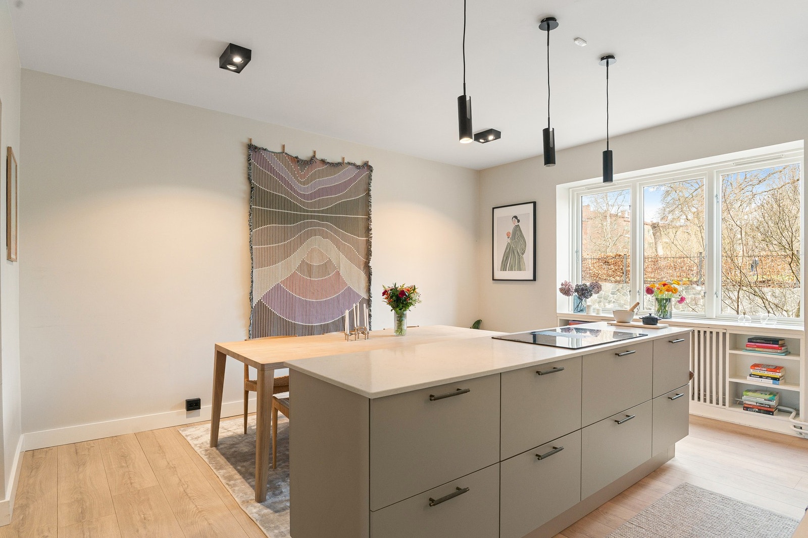 Kjøkkenet fremstår moderne, stilrent og funksjonelt, og er en viktig del av leilighetens helhetlige uttrykk. Galleribilde