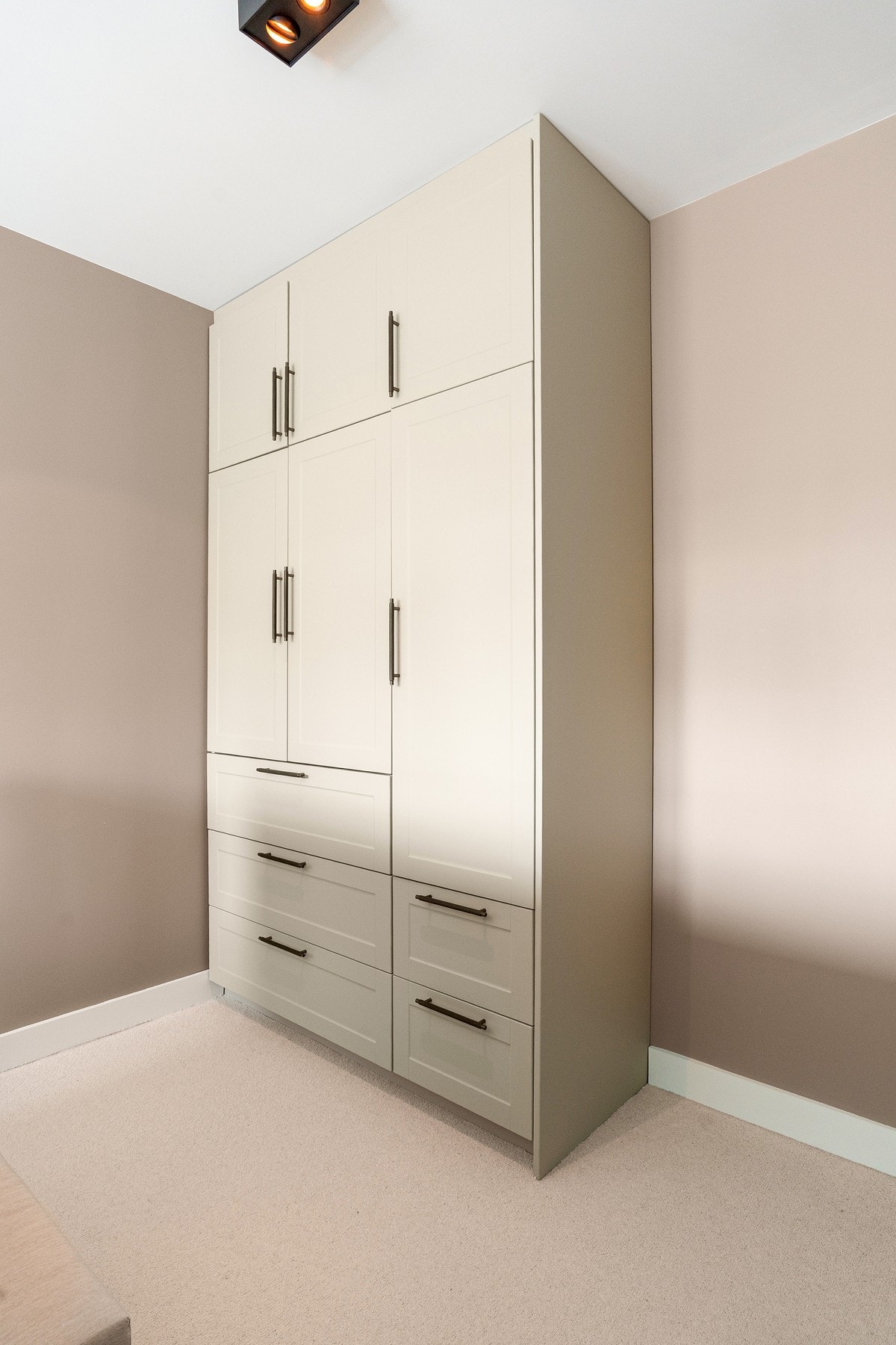 Plassbygget, pen garderobe. Galleribilde