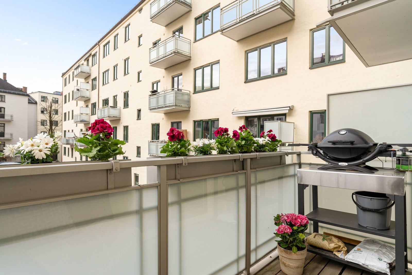 Her ligger det godt til rette for en sittegruppe eller annen utemøblering, og balkongen fungerer som en naturlig forlengelse av boligen i den varme årstiden. Galleribilde