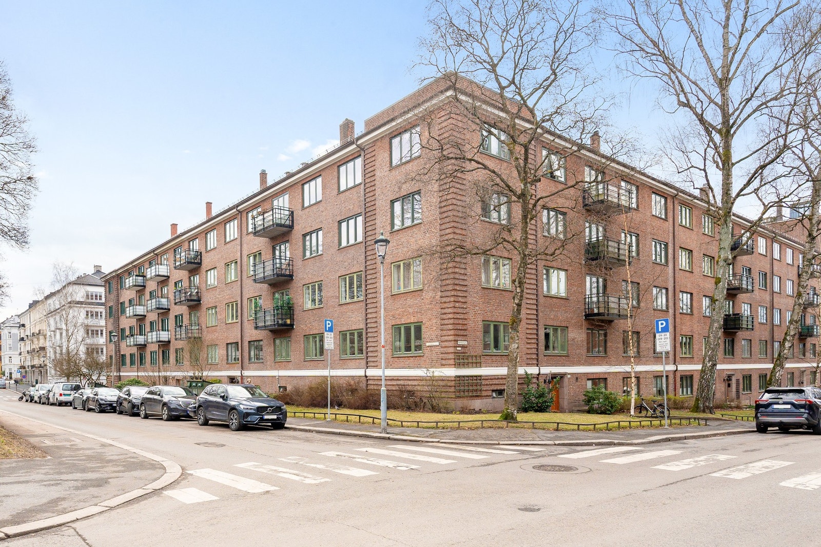 Boligen har utsyn til den vakre og velholdte hagen tilhørende Villa Otium, tegnet av arkitekt Henrik Bull og ferdigstilt i 1911. Galleribilde