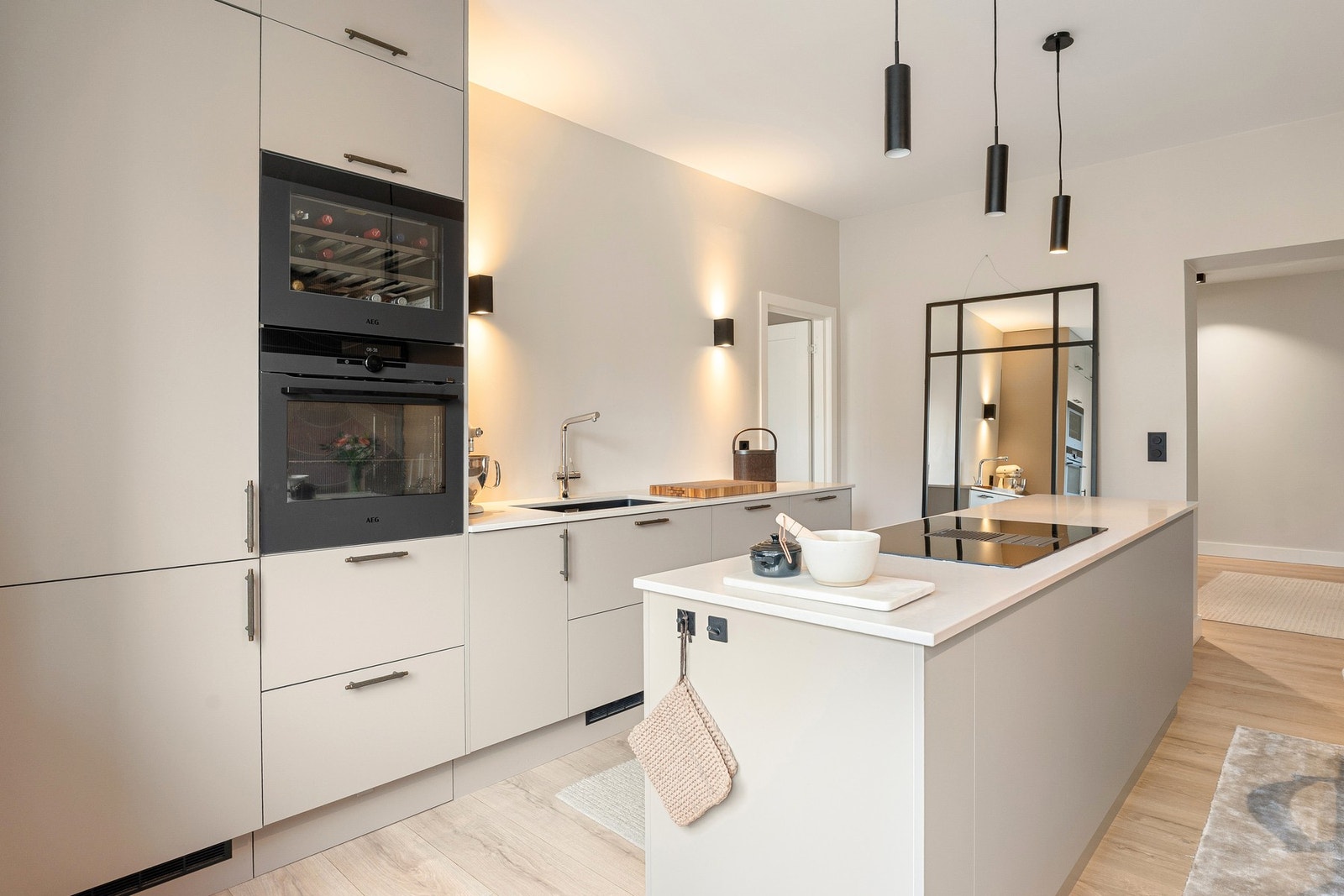 Hvitevarer fra AEG. Integrert kjøl/frys, integrert vinskap, induksjonstopp med ventilator, stekeovn og oppvaskmaskin med comfortlift. Grohe blue armatur med kullsyrevann og filtrert kaldtvann. Galleribilde