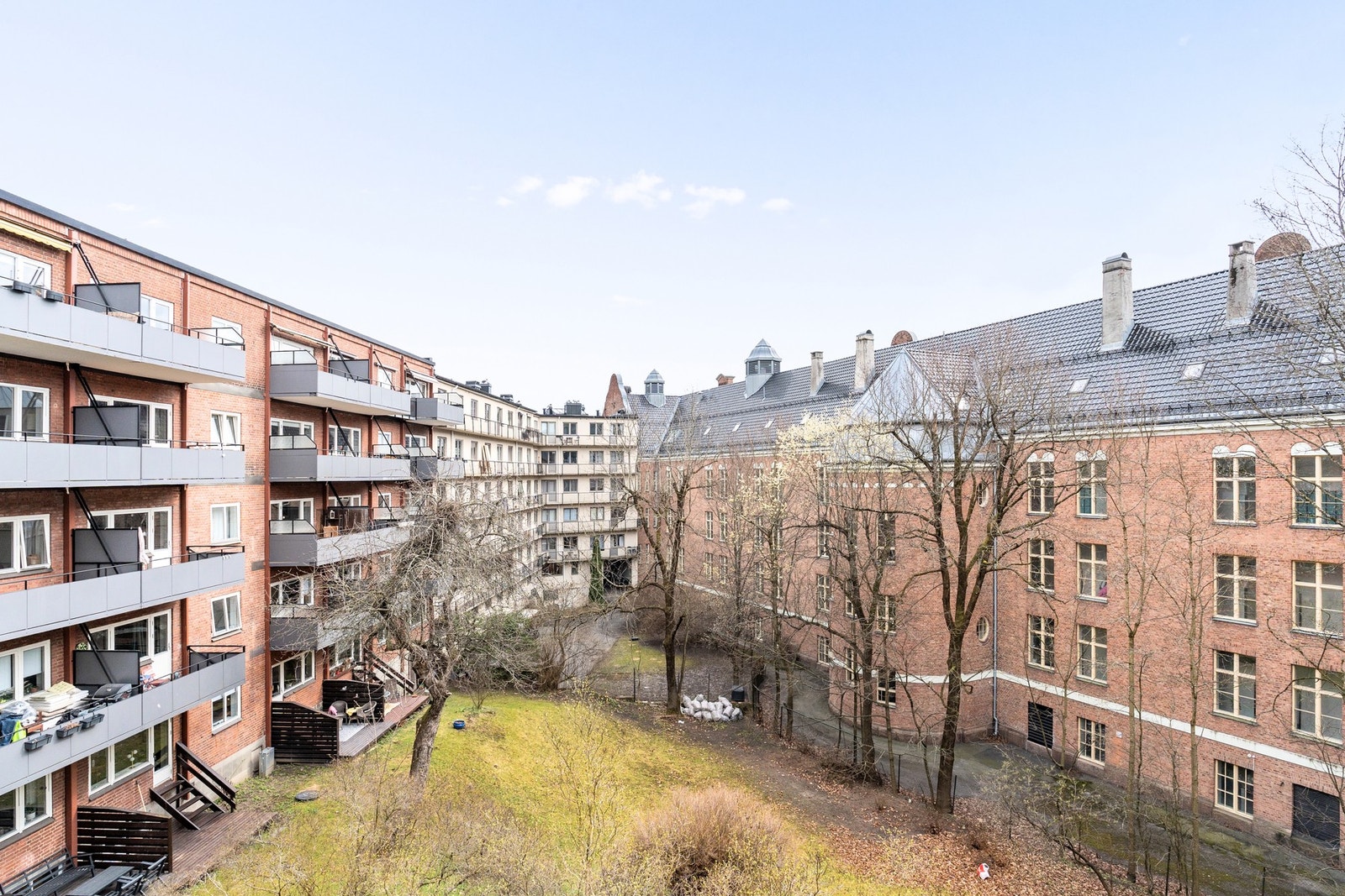 Balkongen vender mot den idylliske bakgården, er vestvendt og har gode solforhold fra tidlig morgen til ca. kl. 13-14 på sommerstid. Galleribilde