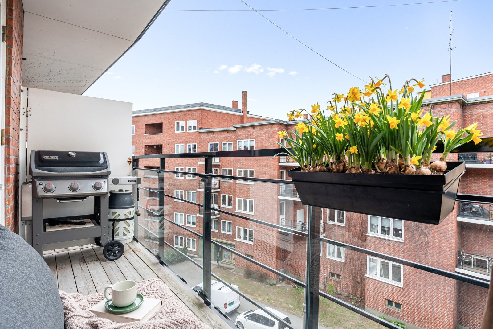 Fra stuen er det utgang til en av leilighetens to balkonger. Galleribilde