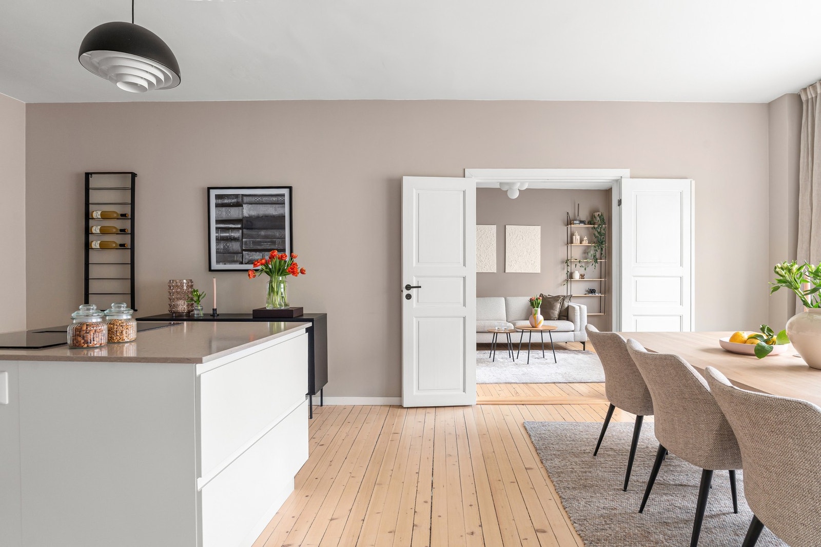 Fagerborggata 45C er en etterspurt, påkostet og gjennomgående leilighet med to balkonger, originale tregulv, oppusset standard fra 2021/24. Galleribilde
