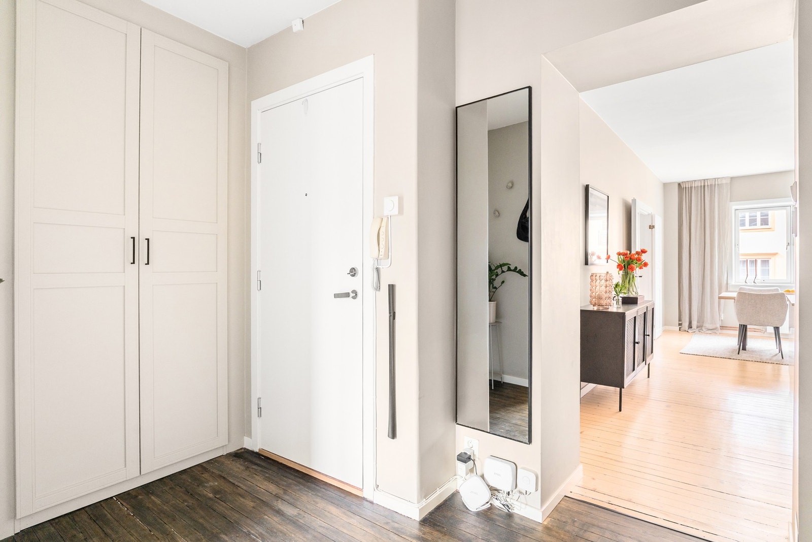 Velkommen inn! Entréen er romslig og praktisk, med god plass til å henge fra seg yttertøy og sko på en enkel og ryddig måte. Galleribilde