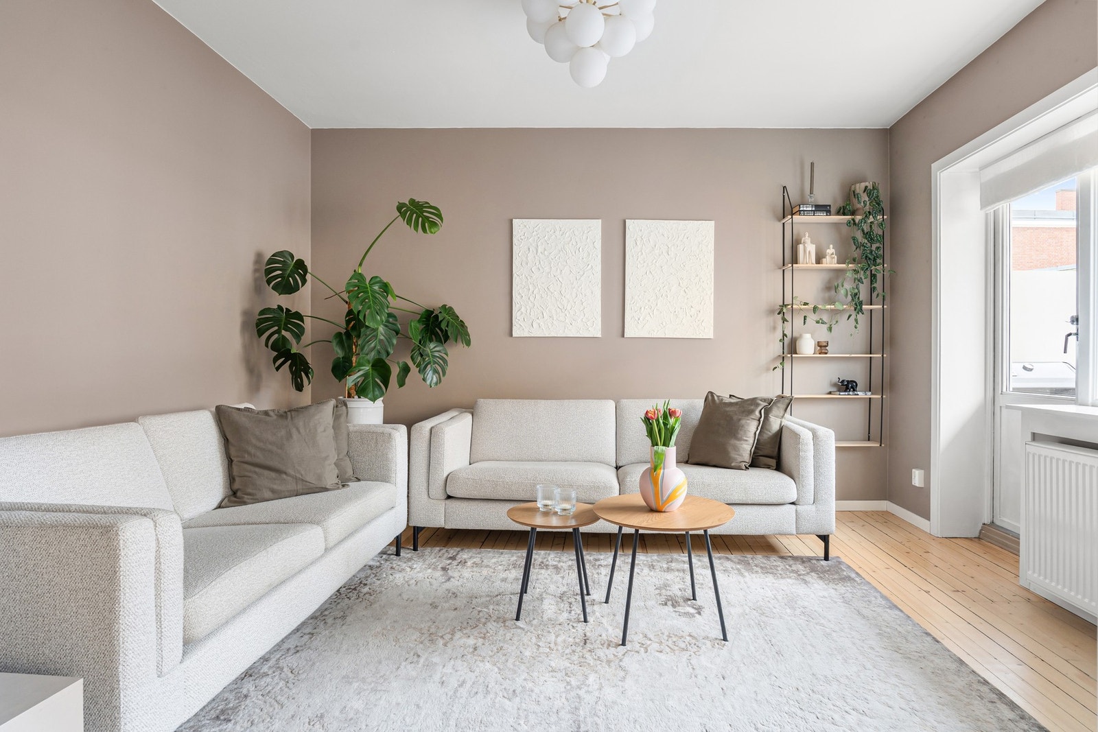 Her er det god plass til stor sofagruppe med tilhørende møblement. Galleribilde