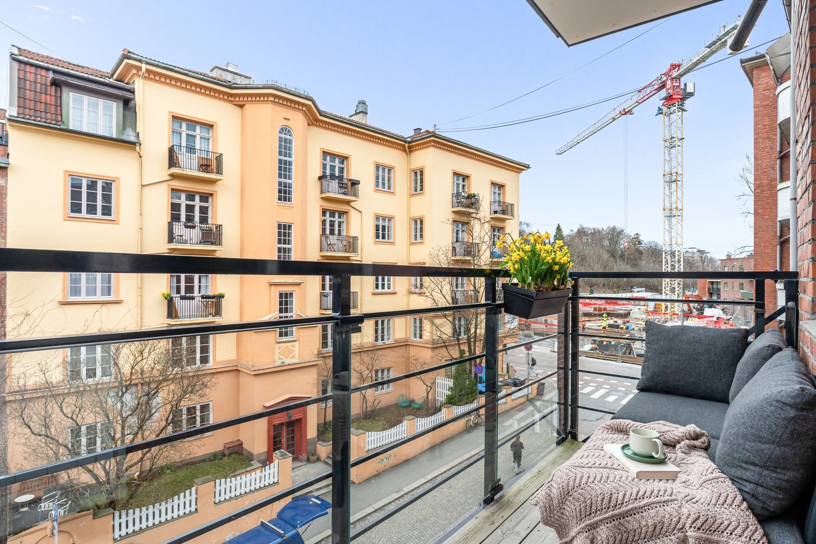 Denne balkongen vender mot rolig gate og hyggelig nabolag. Solen treffer balkongen her rundt kl. 16 til 21 på sommerstid. Galleribilde