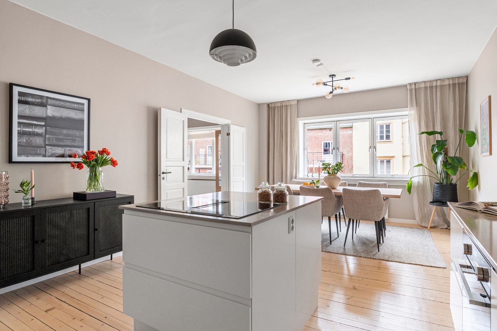 Kjøkkenet fremstår moderne, stilrent og funksjonelt, og er en viktig del av boligens helhetlige uttrykk. Galleribilde