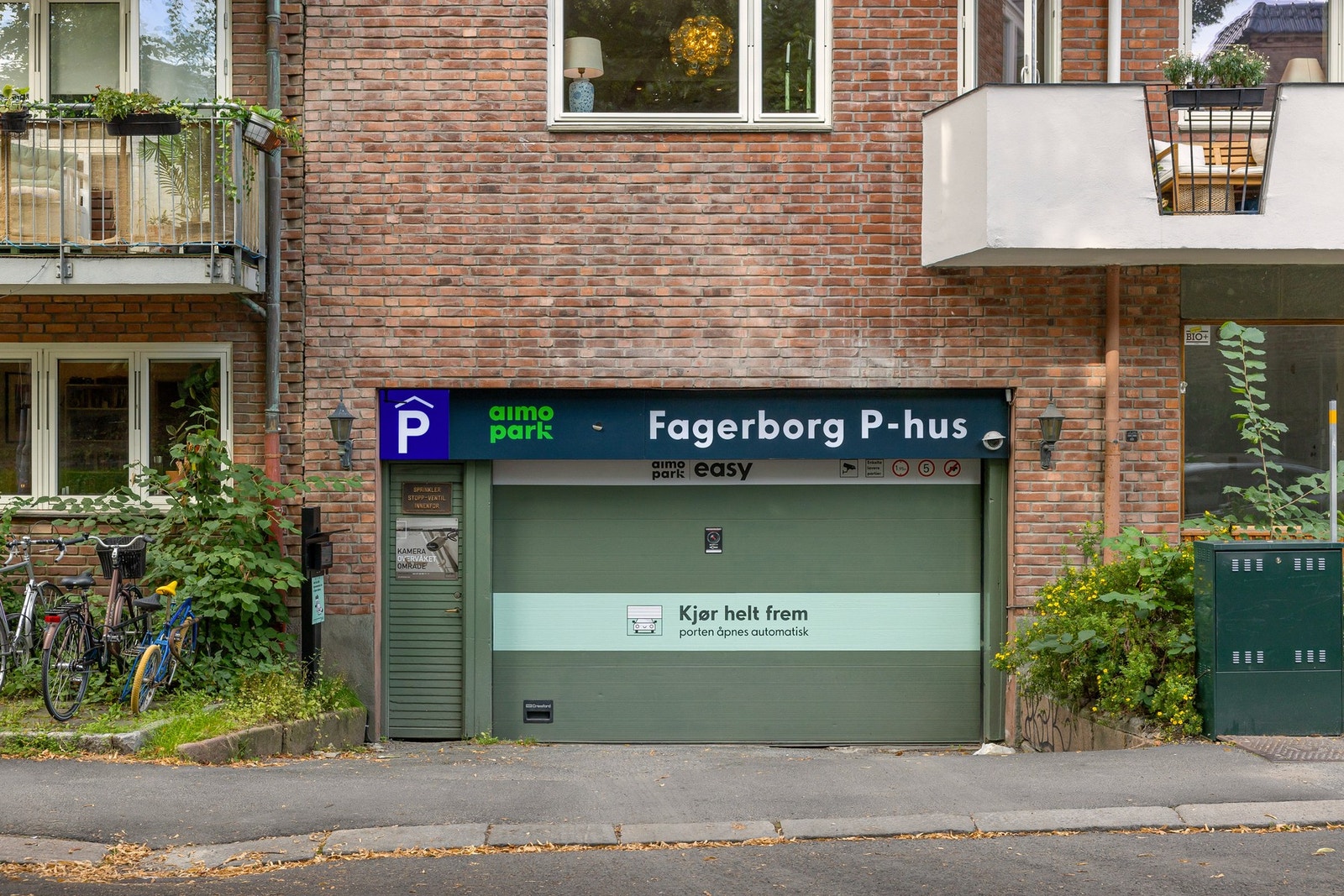 Mulighet for leie av fast garasjeplass i nabobygg, som leies ut via AimoPark. Her er det mulig både med korttidsleie og langtidsleie. Galleribilde