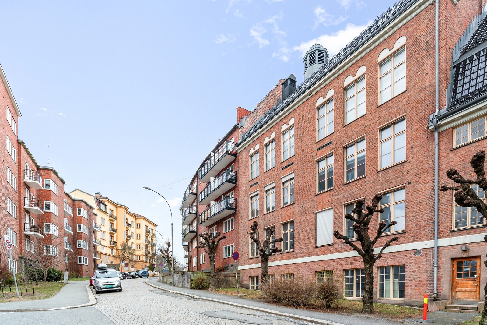 Leiligheten ligger i et urbant, rolig og etterspurt boligområde på Fagerborg i St. Hanshaugen bydel i Oslo. Galleribilde