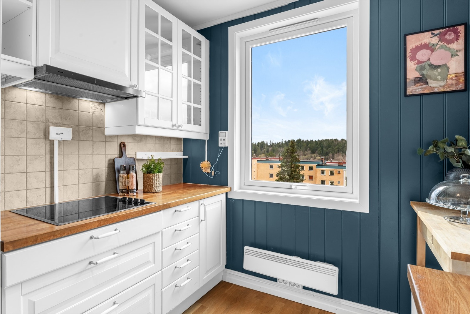 Kjøkkeninnredningen er fra IKEA, med profilerte fronter og noe vitrinefronter. Det er montert komfyrvakt. Galleribilde