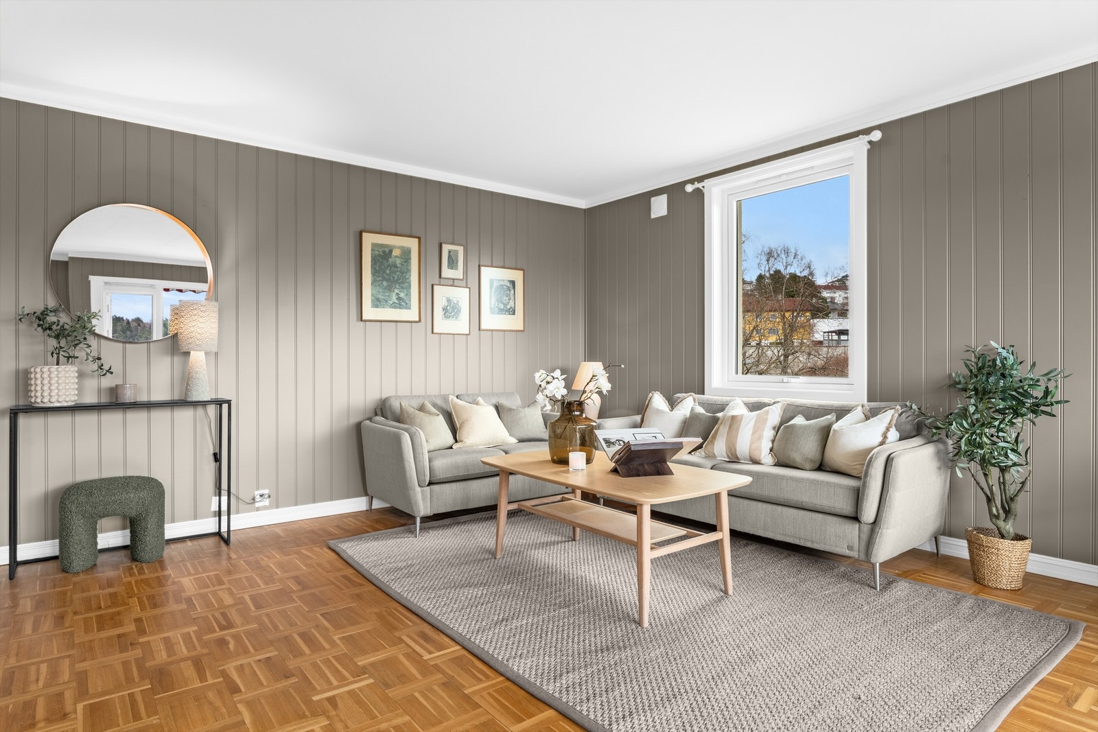 Fin plass til sofagruppe. Leiligheten har parkett på gulv og malte veggflater. Himlingshøyden i stuen er målt til ca. 2,49 m. Galleribilde