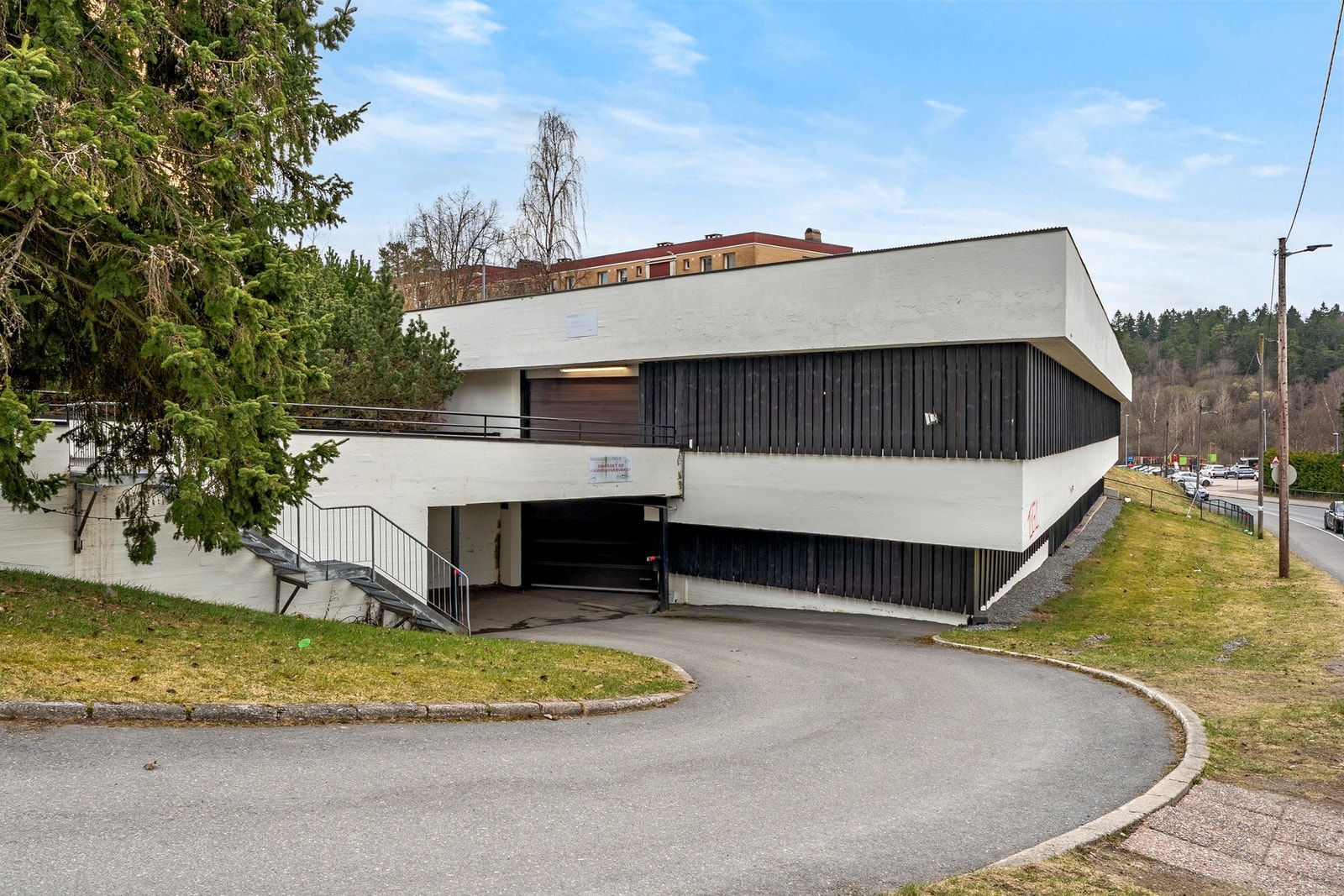 Det medfølger en parkeringsplass i felles garasjeanlegg, ved siden av boligblokken. Galleribilde