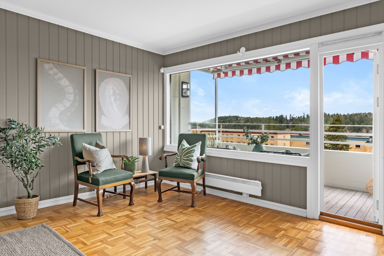 Gode vindusflater slipper inn rikelig med naturlig lys, fra flere retninger. Dette gir en god romfølelse. Galleribilde