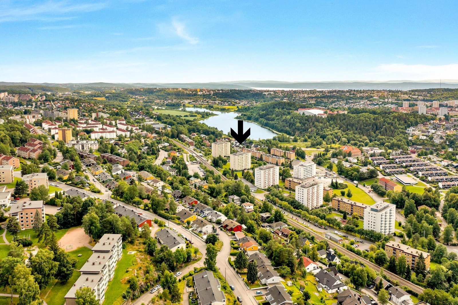 Områdebilde av hyggelige Oppsal/Skøyenåsen. Østensjøvannet i bakgrunn. I sameiet er det tillatt å holde husdyr, forutsatt at husdyret ikke er til sjenanse for andre seksjonseiere. Galleribilde