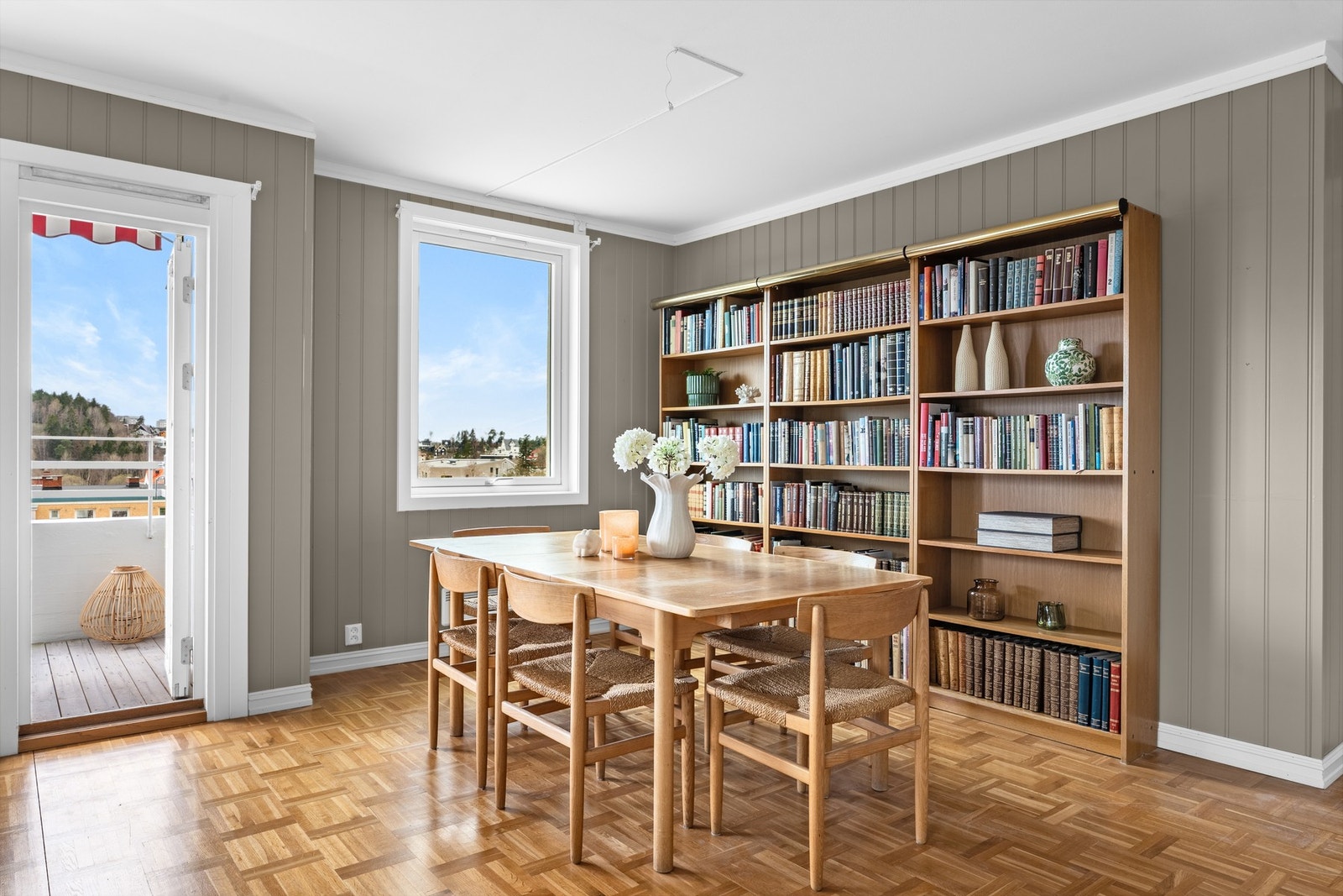 Vi går inn igjen. I stuen har spisegruppen sin naturlige plassering ved vindu. Galleribilde