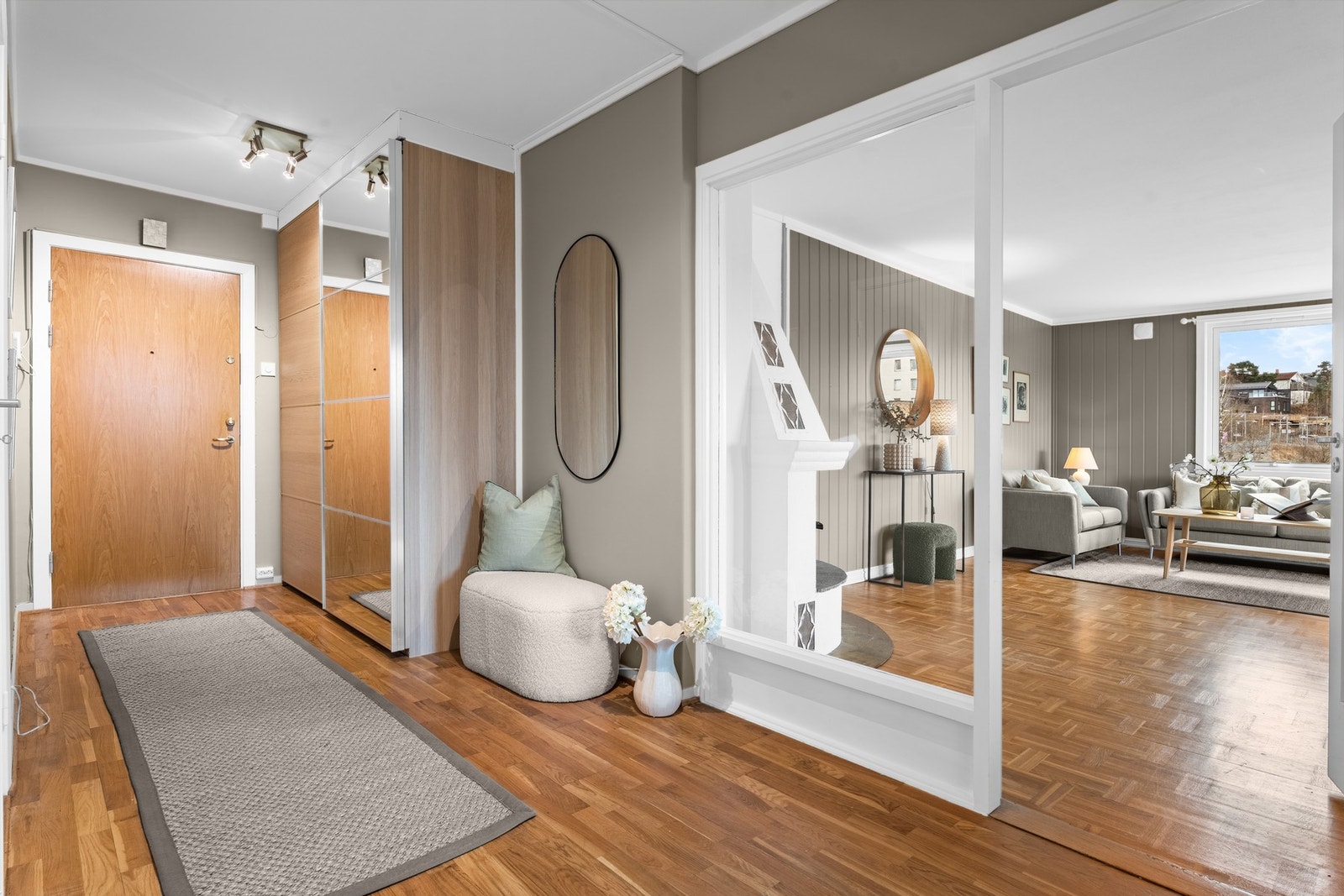 Romslig entré med plass til å henge fra seg ytterklær i skyvedørsgarderobe. I tilknytning til entreen er det opprinnelige toalettrommet. Dette har blitt gjort om til et vaskerom. Galleribilde