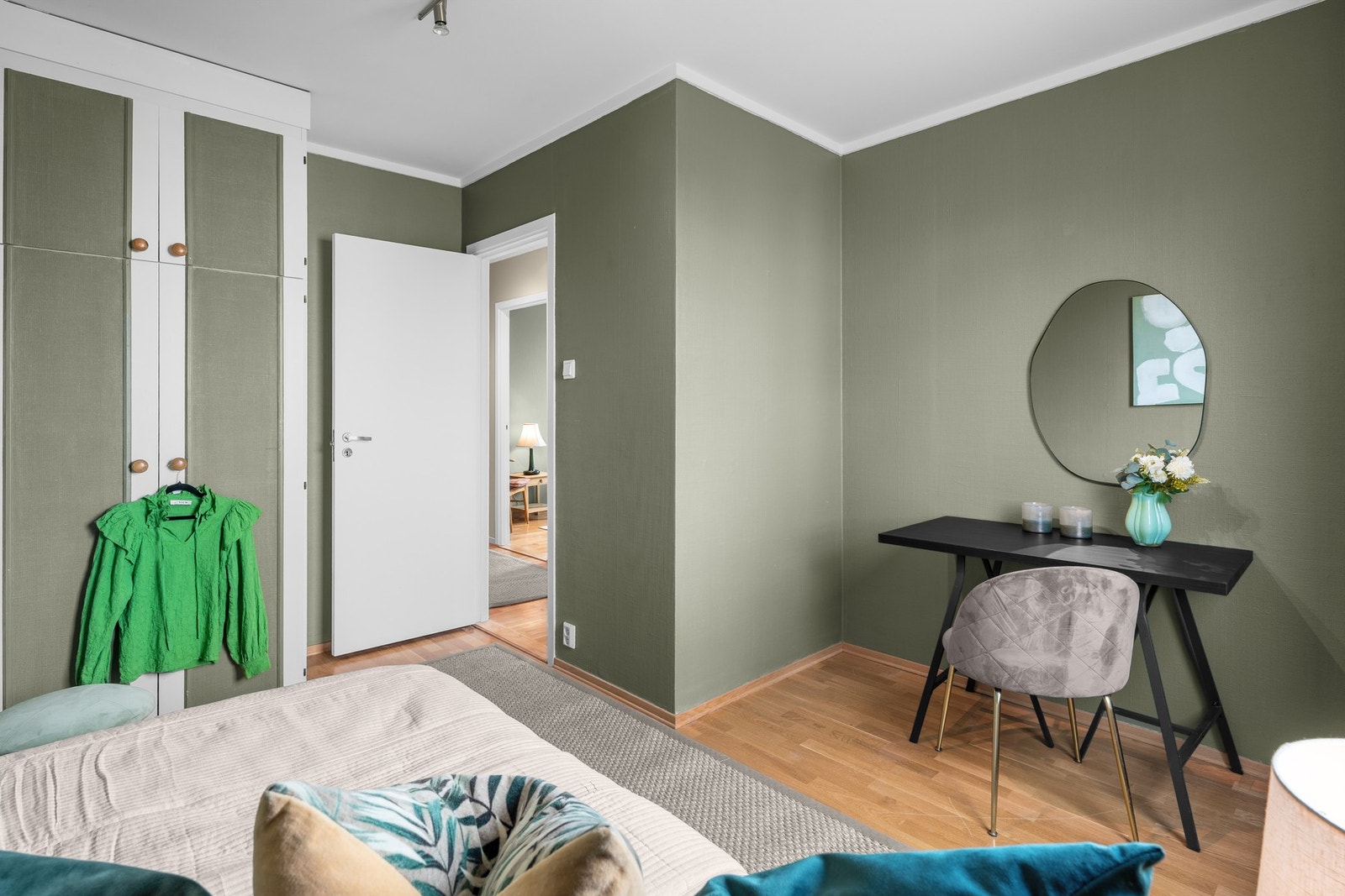 Det er plassbygd garderobeskap i alle tre soverom. Galleribilde