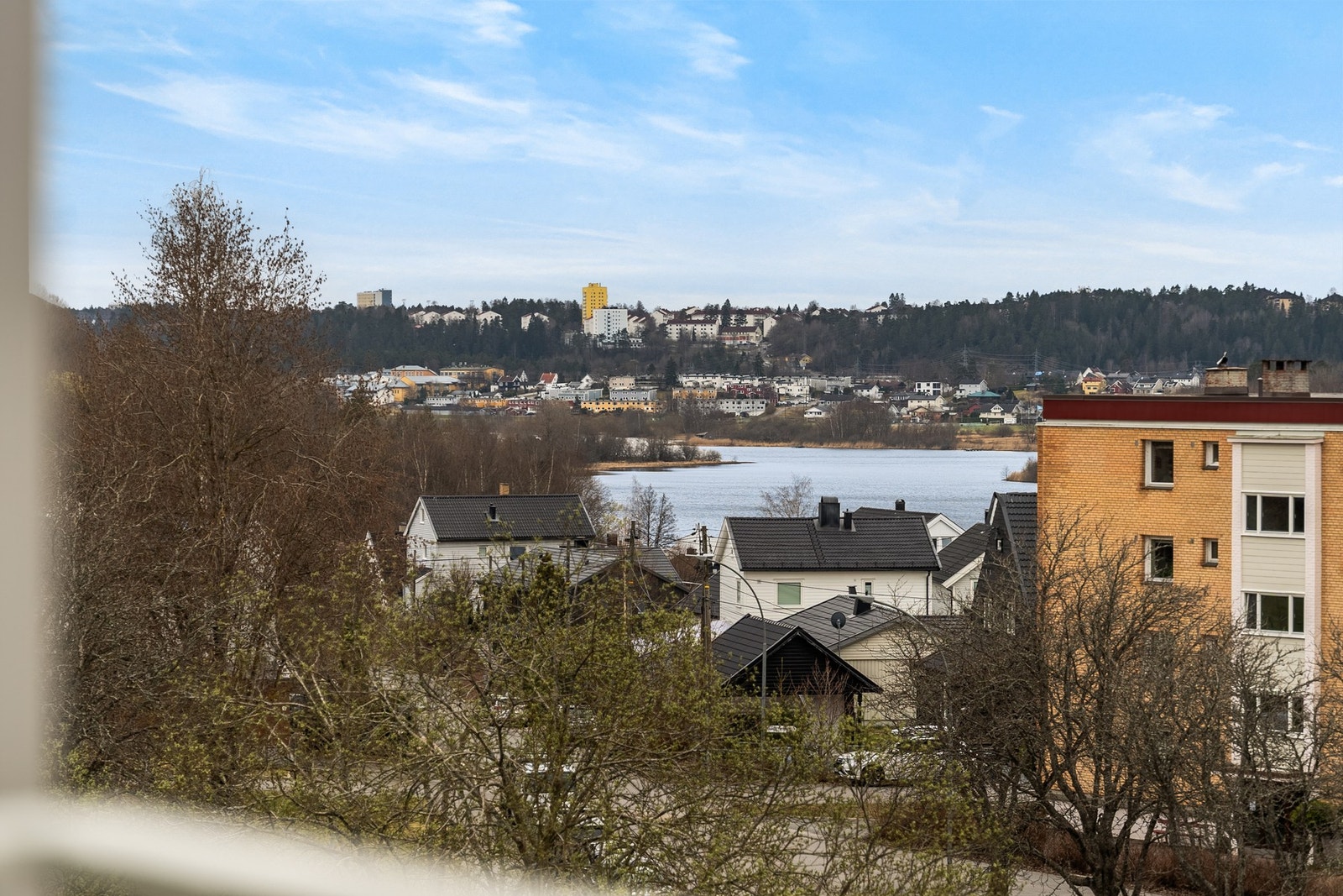 Fra balkongen har du hyggelig utsyn mot Østensjøvannet og over grønt fellesareal. Galleribilde
