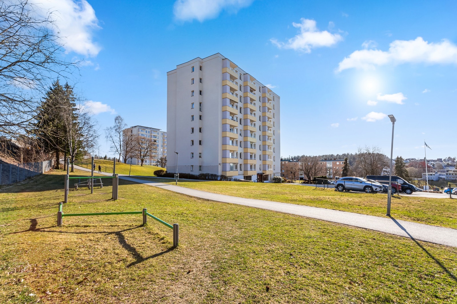 Pent opparbeidet fellesareal omkranser blokken. Her er det også satt opp utendørs treningsapparater. Det er mulig å leie parkeringsplass utenfor blokken ved ledighet. Galleribilde