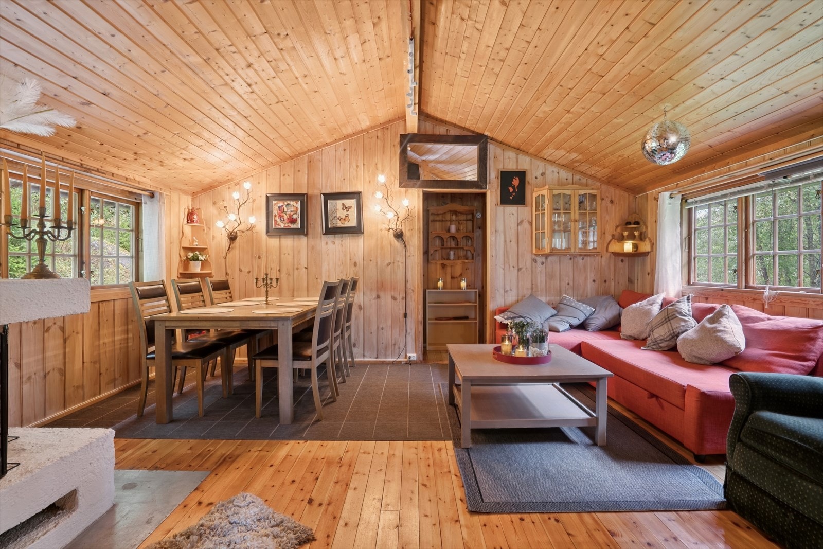 Koselig og velholdt hytte med enkel hyttestandard. Galleribilde