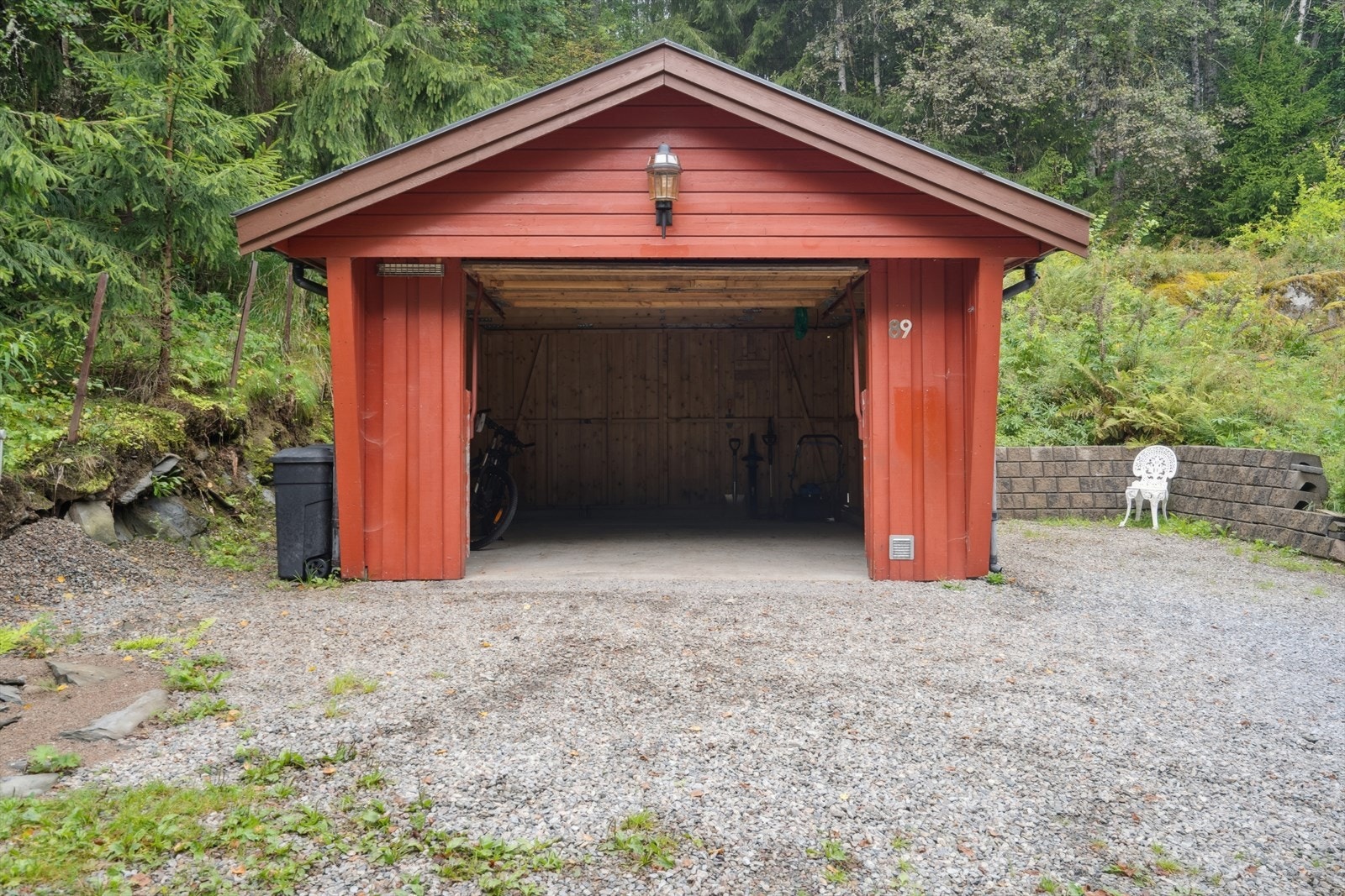 Garasje med plass til en bil og noe lagring. Galleribilde
