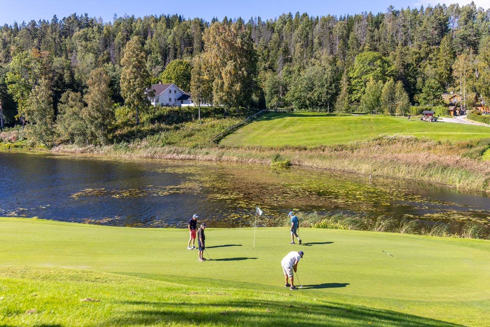 Asker Golfklubb ligger heller ikke langt unna - perfekt for en runde golf eller en tur i grønne omgivelser. Galleribilde