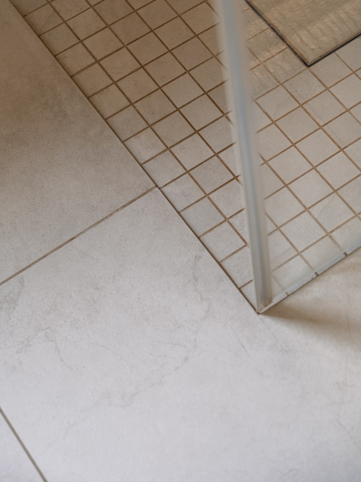 Dusjhjørnet har mosaikkfliser, sort regnfallsdusj og innfellbare dører i herdet glass. Galleribilde