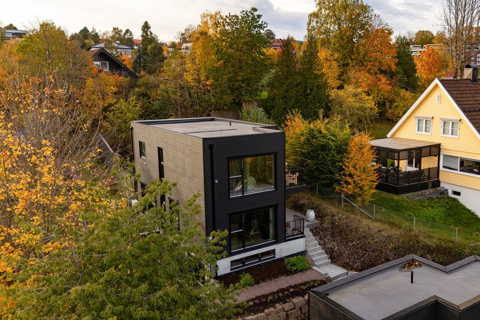 Eneboligen ligger i et meget sentralt, attraktivt og barnevennlig boligområde utenfor Asker sentrum. Her bor man med kort vei til barnehage, påkjøring til E18 og et moderne handelssentrum med spennende arkitektur og trivelige butikkområder. Galleribilde