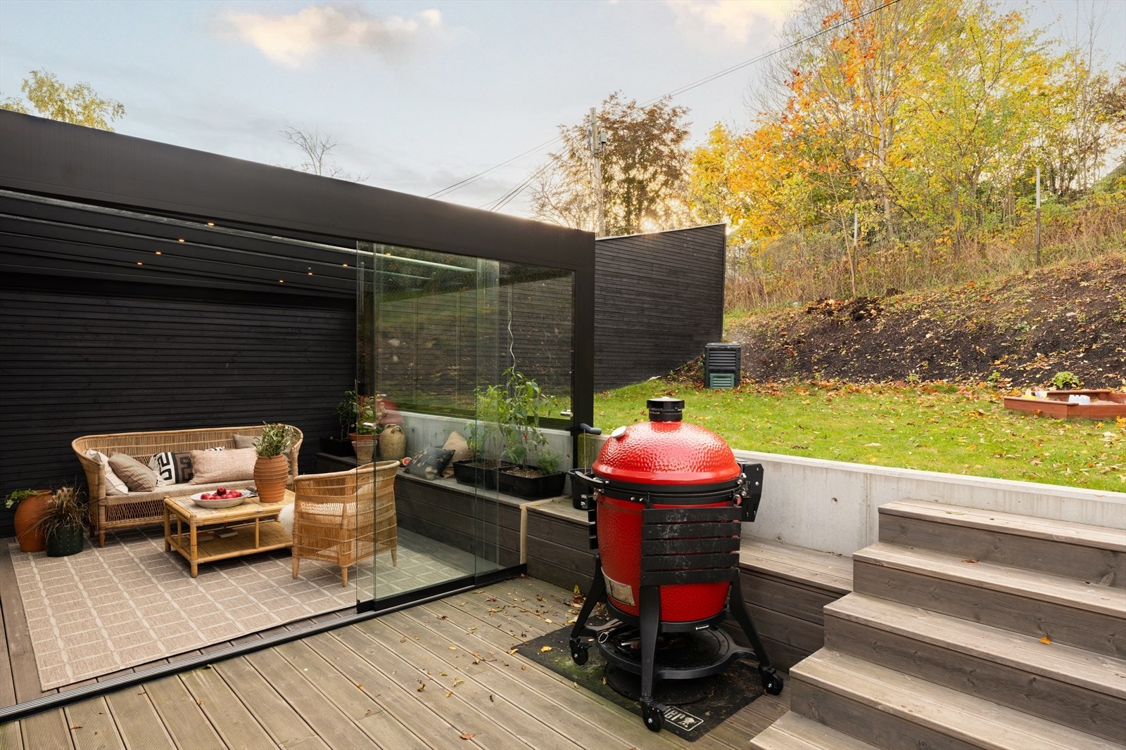 I 2024 ble det etablert en innglasset hagestue, der alle glassveggene kan åpnes helt opp for å slippe solen og sommeren inn. Utestuen har plassbygd sittebenk og downlights i taket. Galleribilde