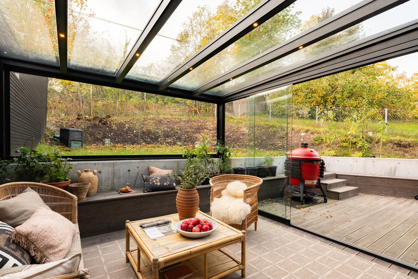Kjøkkenet har utgang til en sydvestvendt terrasse på ca. 35 kvm, med Kebony dekke og trapp opp til hagen. Rammen er av aluminium, og den innbydende hagestuen kan benyttes hele året. Galleribilde